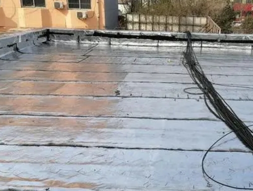 海西卫生间漏水维修公司分享下海西屋面楼顶防水刚性防水层施工要点。